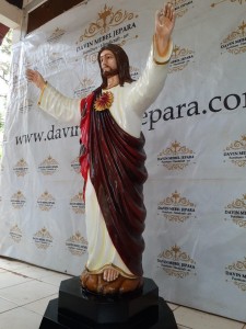 Patung Yesus Memberkati Davin