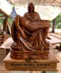 Patung La Pieta Kayu Jati